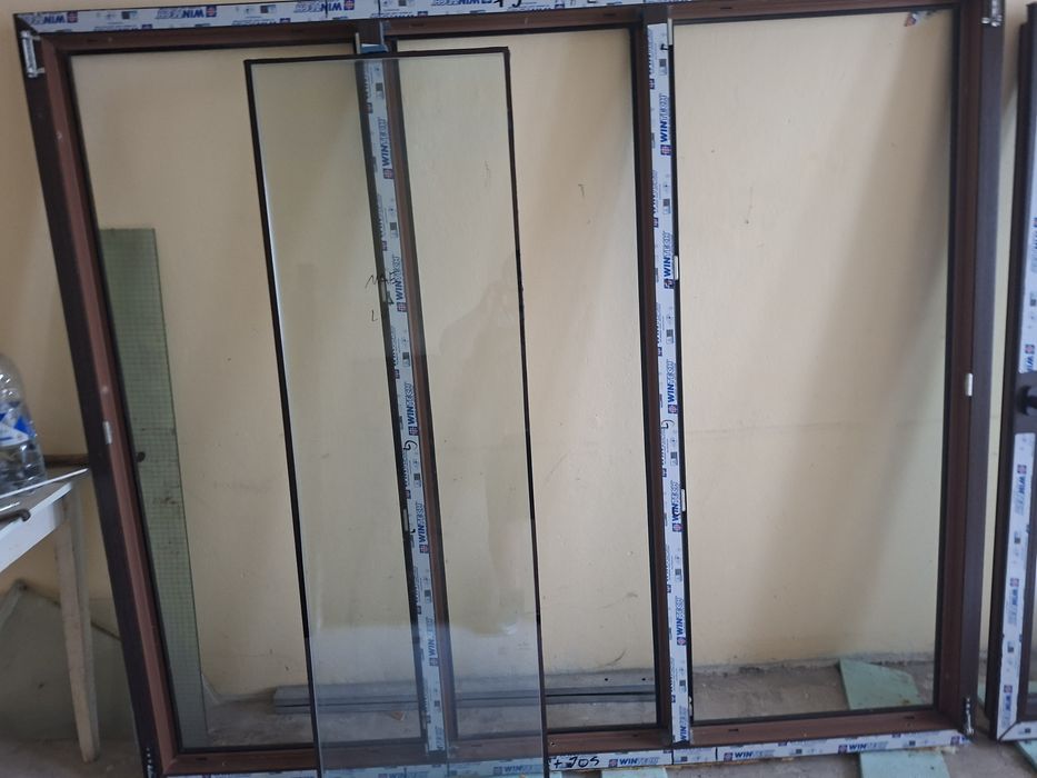 Vand fereaatra balcon  culoare maron închis dimensiune  Latime 191 cm înaltime 167,5 cm .precizez,ca sunt noi pret 2170 roni  si acoperis balcon  50 r