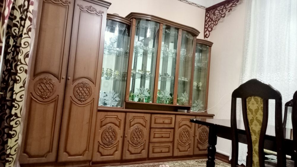 Stenka ikki yonida Shkaf bor