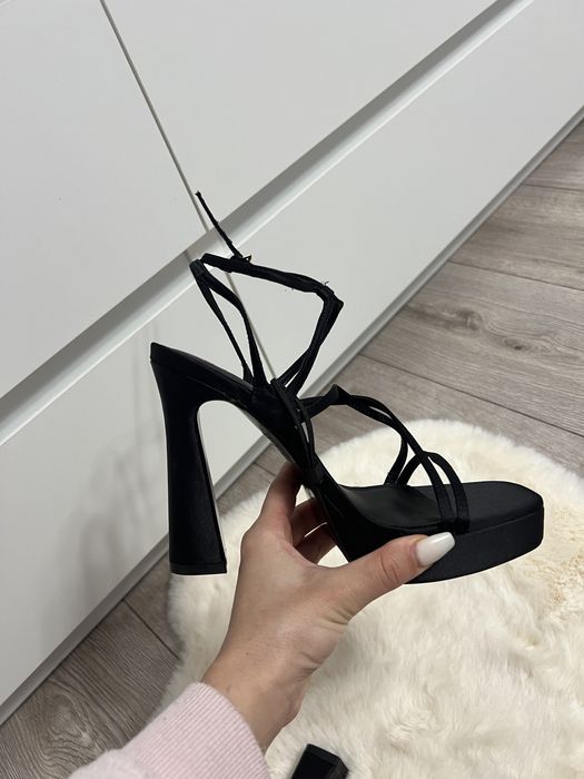 Sandale Zara cu toc si platforma negre