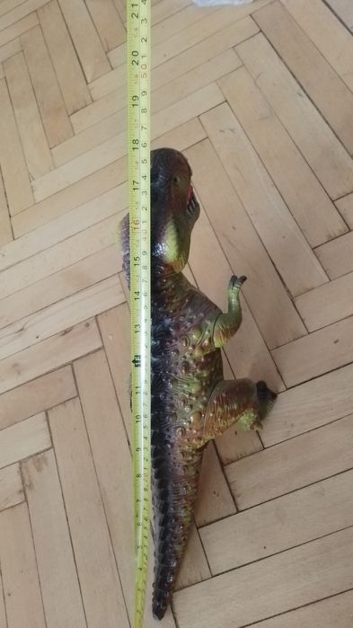 Продавам движдещ се,светещ и говорещ динозавър играчка