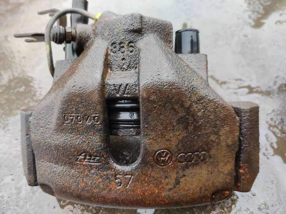 Etrieri cu calareti Etrier fata Seat Exeo motor 2.0 CAH 8569