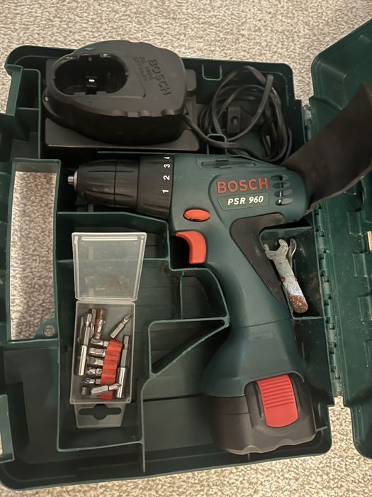 Masina de gaurit si infiletat Bosch PSR 960cu acumulator si incarcator