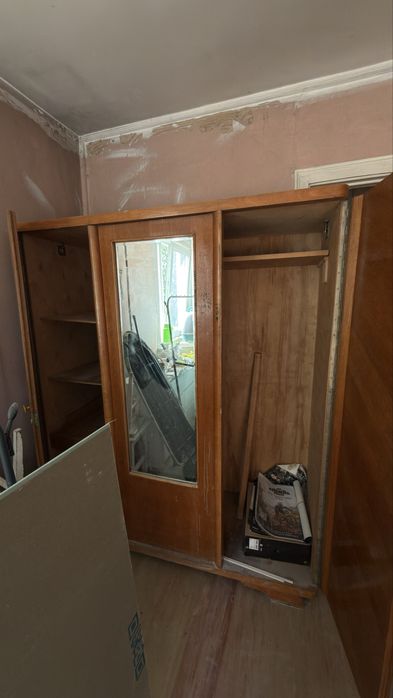 Деревяный шкаф с зеркалом