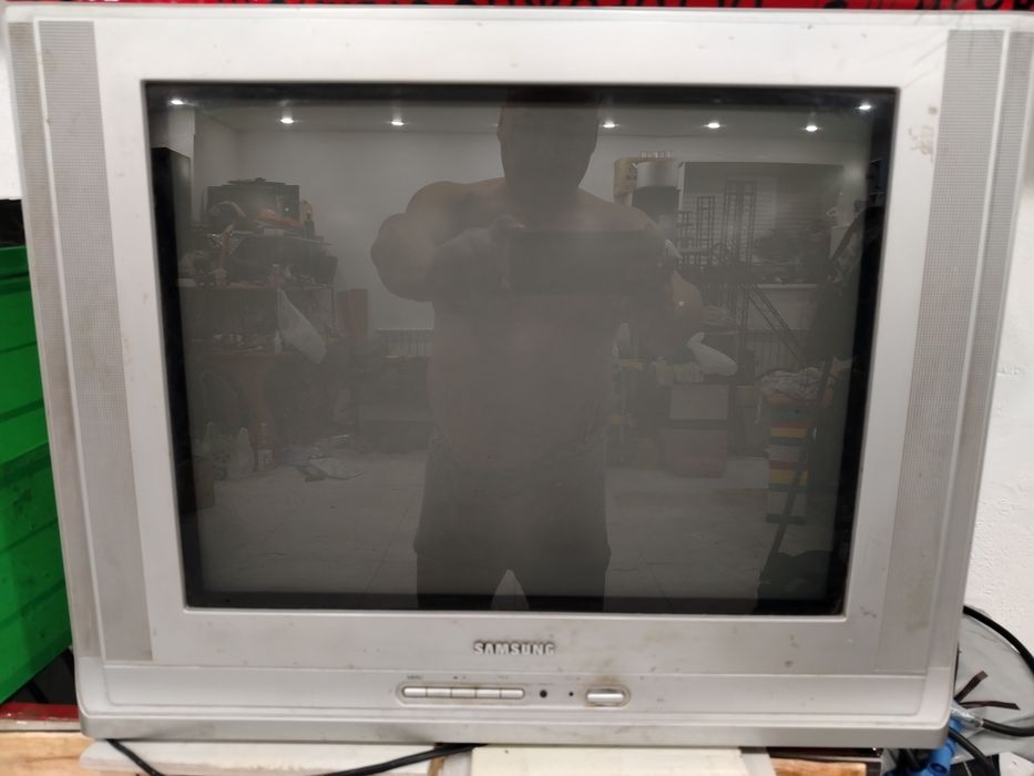 Телевизор Sharp, телевизор Samsung, колонки аудио, багетная рамка