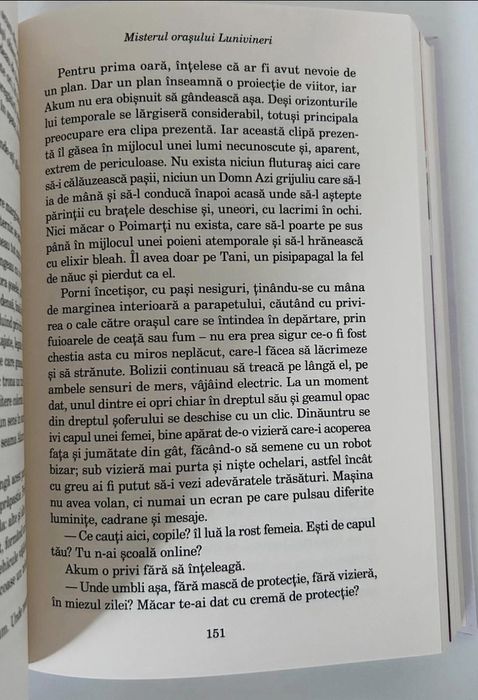 Carte Cronicile Domnișoarei Poimâine III: Misterul orașului Lunivineri