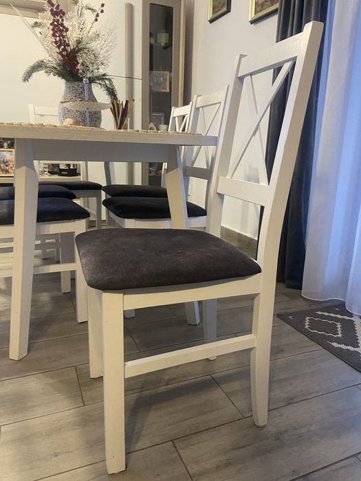 Vand 6 scaune albe de masa