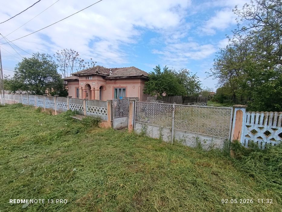 Casă demolabilă sau renovabilă cu teren 1.000 mp în Redișoara