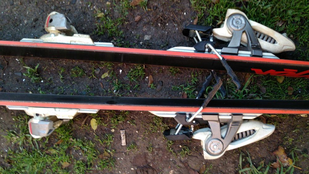 Skiuri Volkl Ledge Skis 2011 Radius: 16.9m -162cm cu Marker Griffon 12