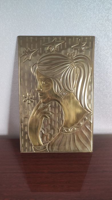 Металлическая чеканка, портрет девушки