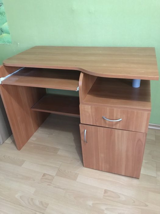Бюро и стол на колела