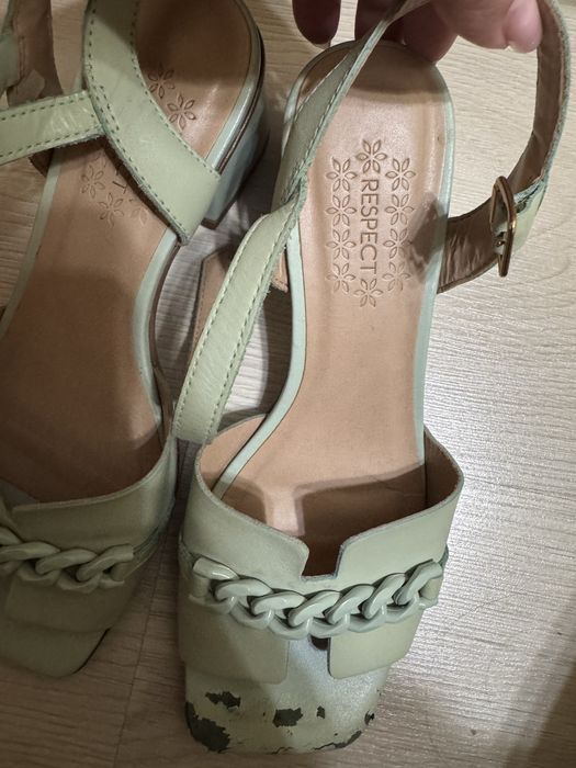 Продам босоножки респект