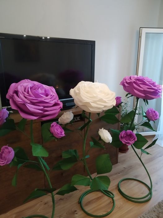 Цветя от креп хартия на стойка за декорация