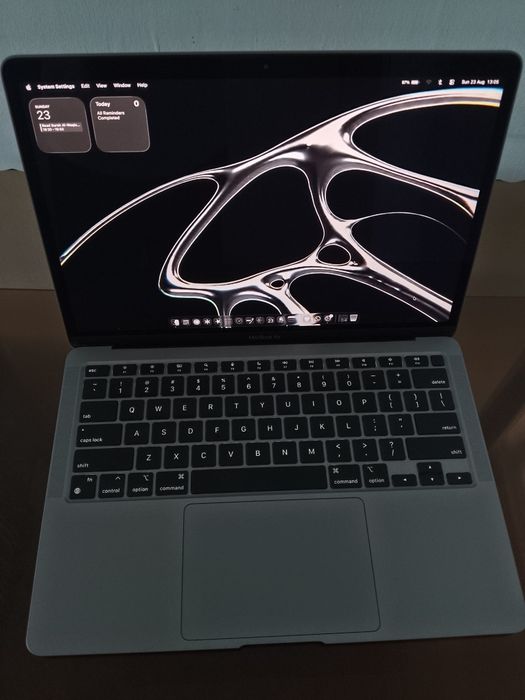 Macbook air M1 sotiladi