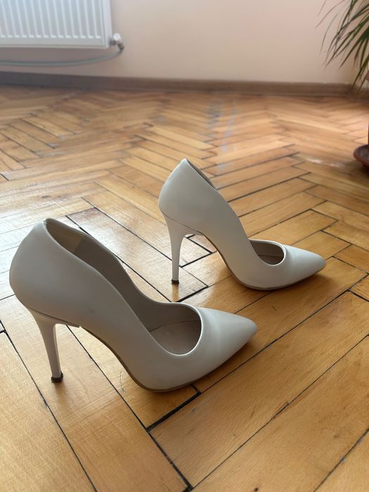 Обувки на ток в бял цвят