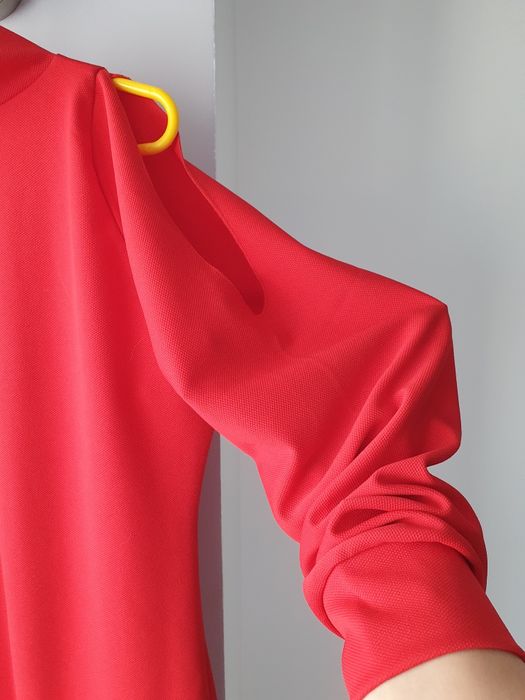 Rochie rosie umeri goi