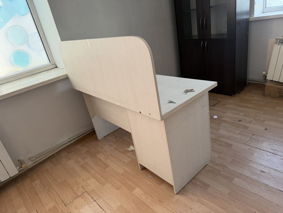 Офисный компьютерный стол