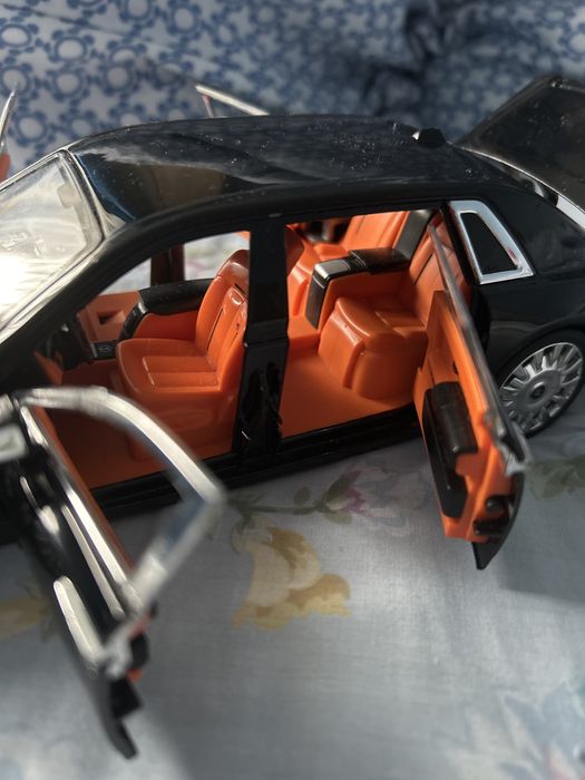 Masina de jucarie rolls royce scara 1/24