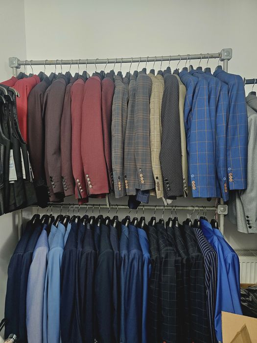 Vând un stoc en-gross de costume bărbați