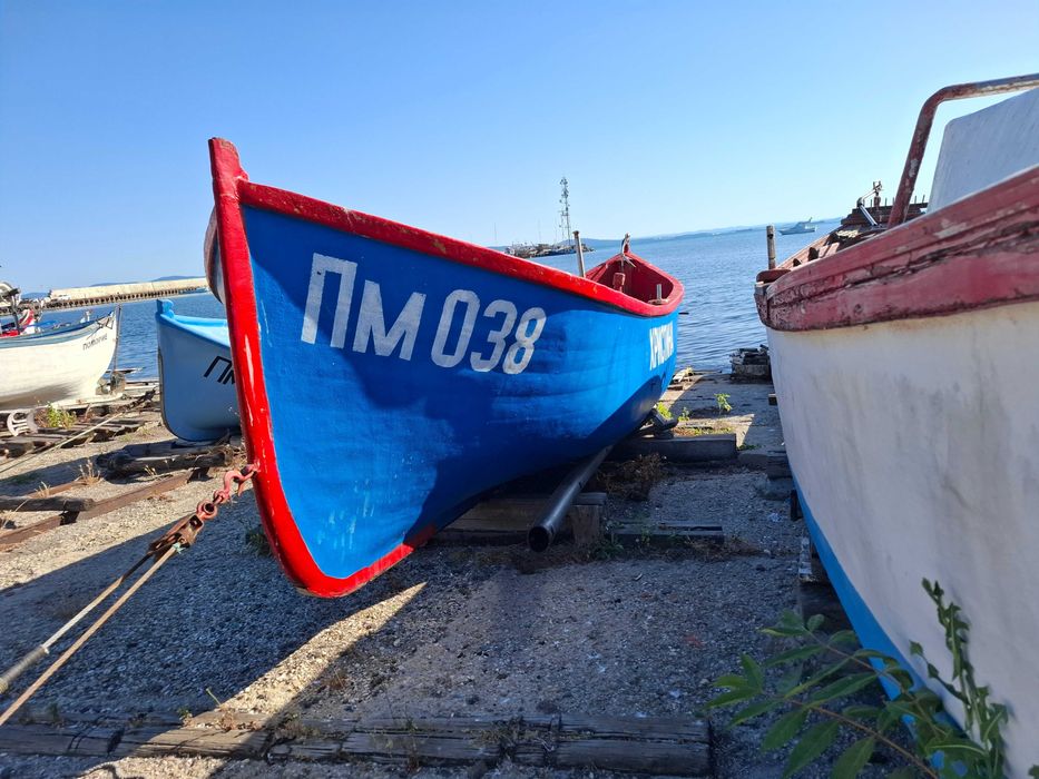 Моторна рибарска лодка