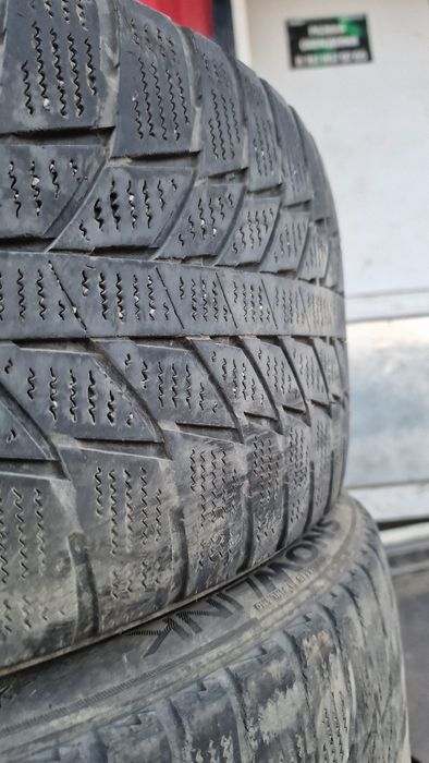 Продам комплект шин 235-45 r18
