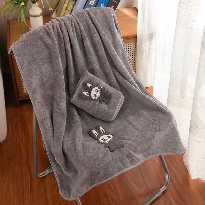 Комплект от 2 броя бродирани кърпи, меки и абсорбиращи, за баня и плаж