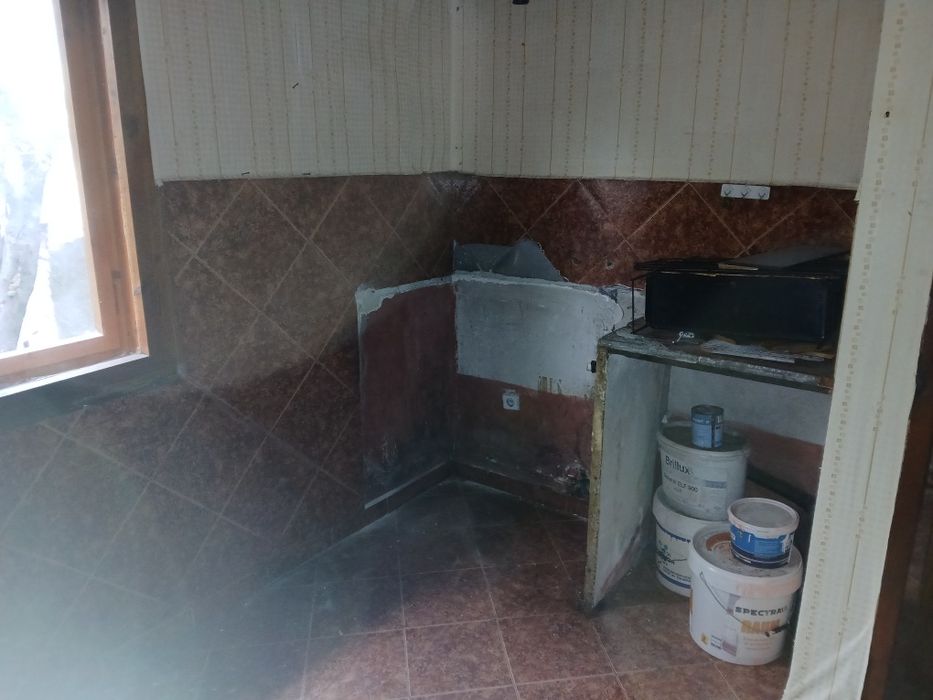 Давам под наем етаж 2 от къща  на женския пазар за склад