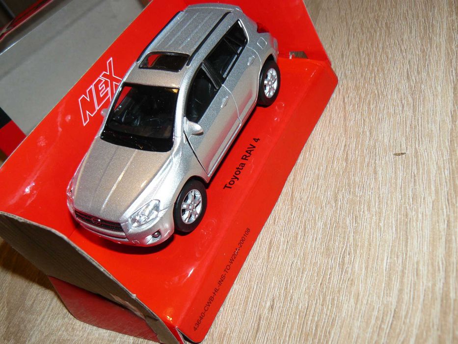 Macheta Auto De Colectie TOYOTA RAV4 MK3 Scara 1:34,Noua WELLY NEX