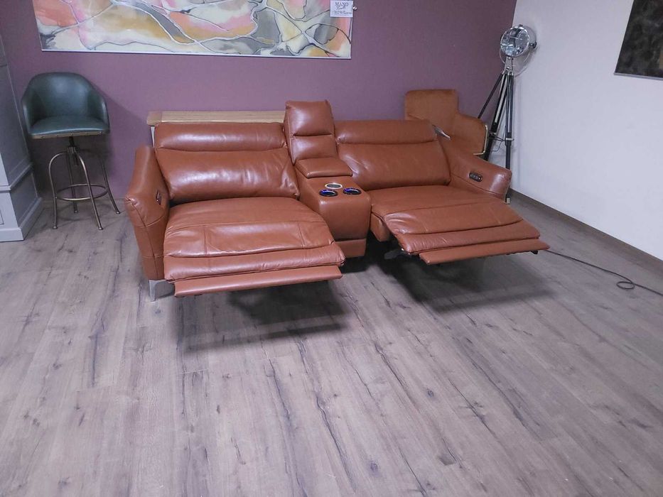 Кафяв кожен диван голяма двойка с електрически релаксиращ механизъм