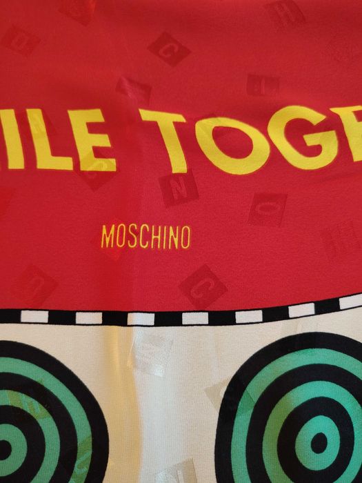 Красив копринен шал Moschino