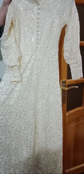 Chiroyli vecherniy ko‘ylak, kam kiyilgan, holati a’lo, bayram va tadbi