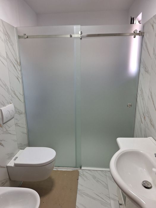 Execut:Cabine Duș, Paravane ,Oglinzi .