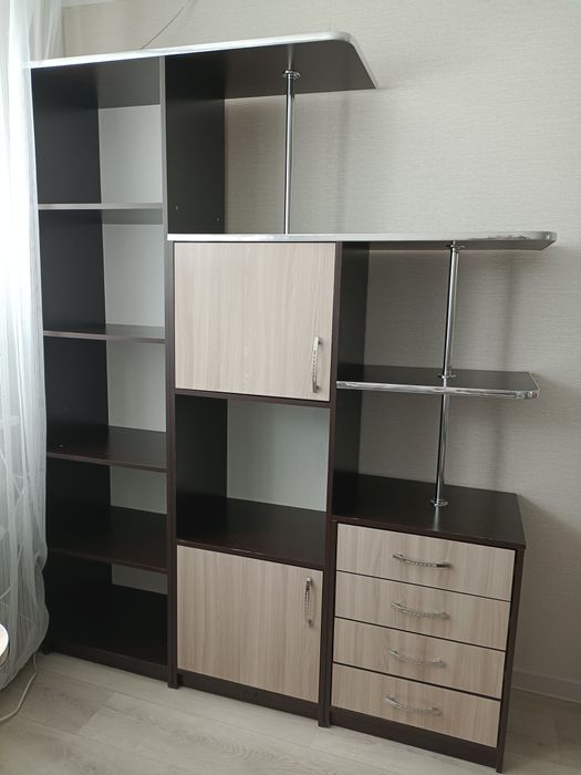 Продам стол и шкаф