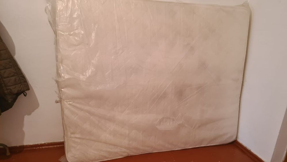 Матрас(внутри чистый)