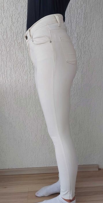 Детски дънки в бял цвят