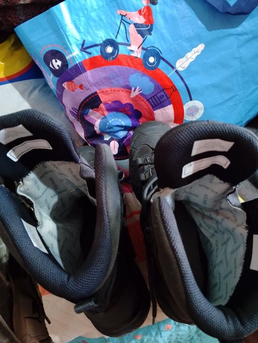 Vând bocanci  marca Salomon,noi mărimea 43,pantofi din pieie făcuți in ROM,Nr 42 și 43, preț bocanci 600 Ron ,preț pantofi 180 Ron perechea