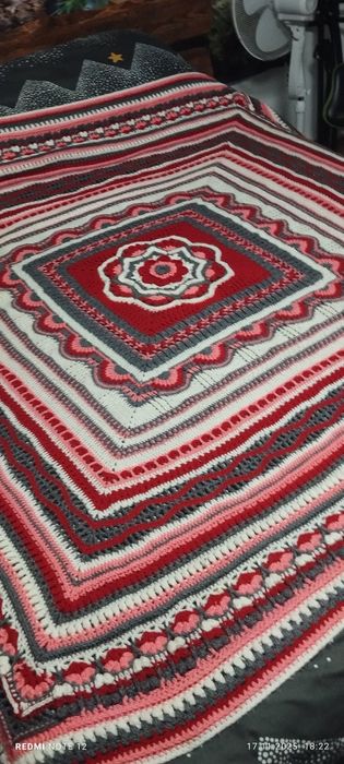 pătură croșetată realizată manual, cunoscută și sub numele de "afghan"