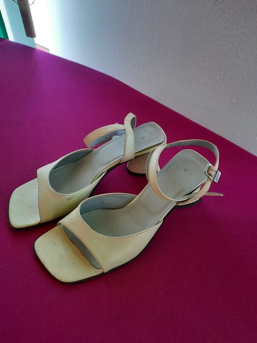 Sandale albe cu toc pătrat