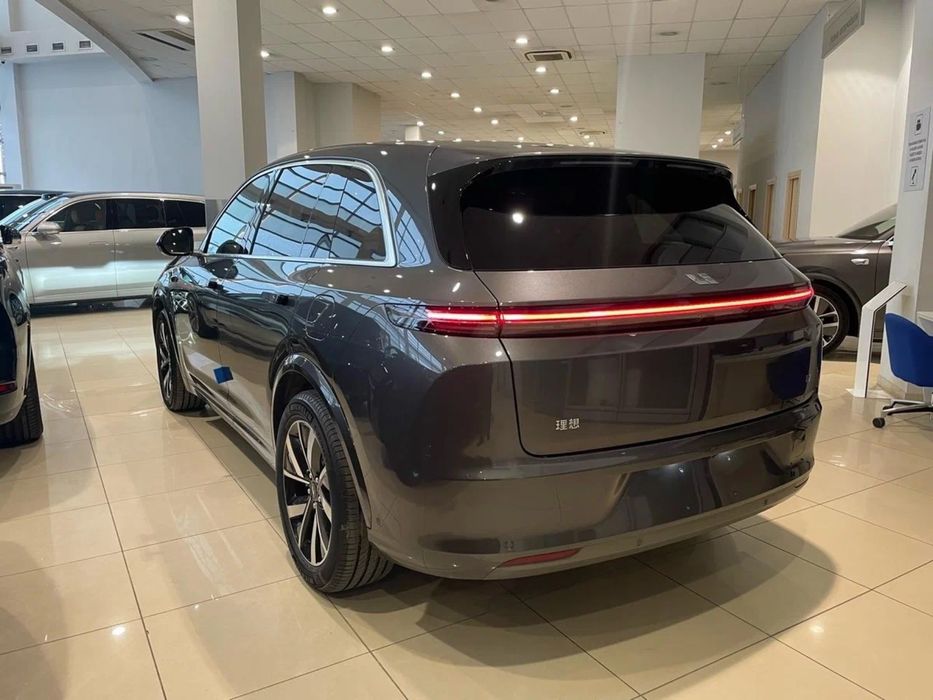 Lixiang Li 7 Ultra Restayling Белый и Кофе Салон, Мокрый асфальт