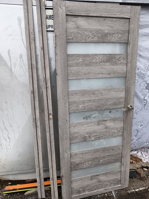 Ușă interior cameră și bucătărie