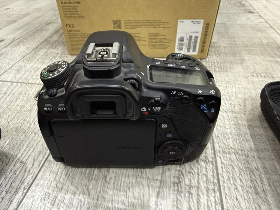 Canon 80D + макро объектив + комплект макровспышек