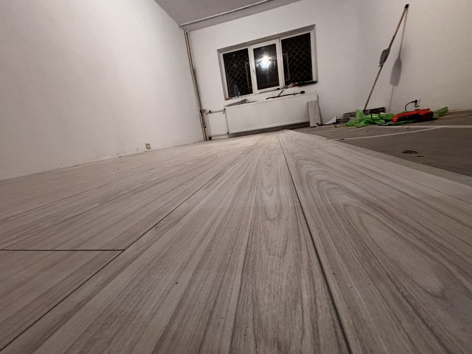 Anunț pentru Servicii de Zugrăvit, Montaj Parchet și Tapet !