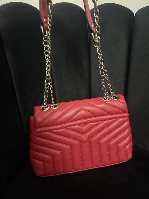 De Dama rosie de umar