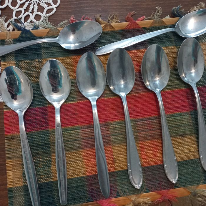 8 броя лъжици  от неръждаема  стомана.