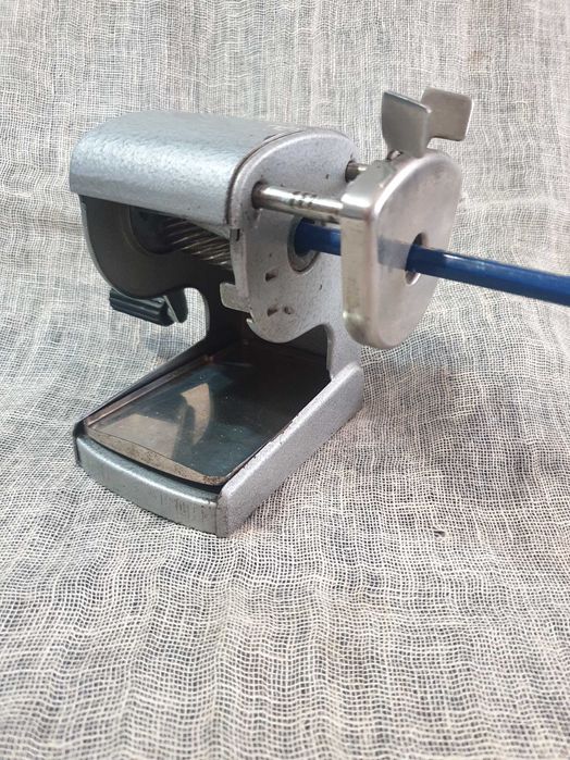 Метална острилка за моливи.