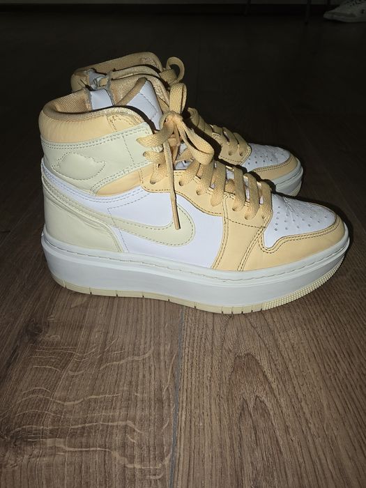Vând Air Jordan 1 Elevate