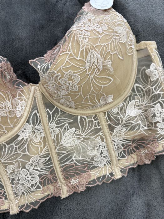 Красиво секси бюстие 85С