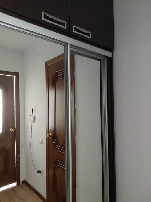 Продам шкафчик с зеркальными дверьми.