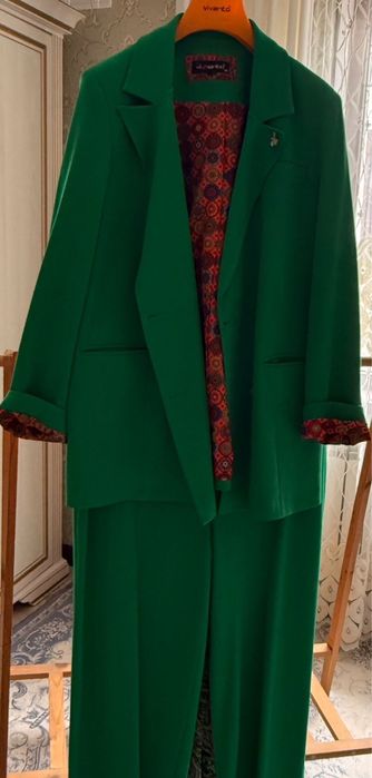 костюм с брюками зеленого цвета