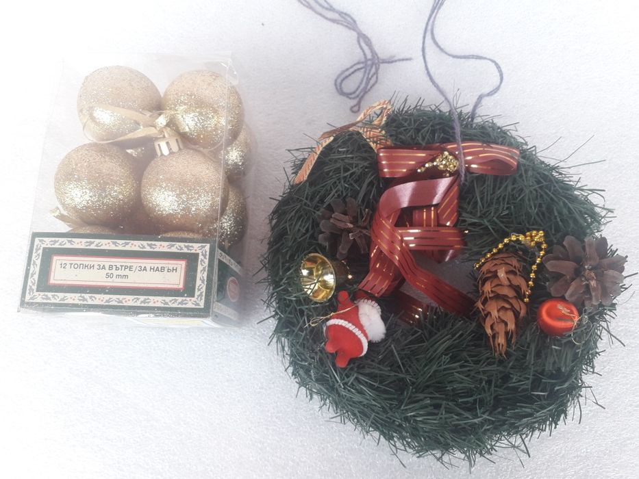 Коледна украса - елха, лампи, свещници