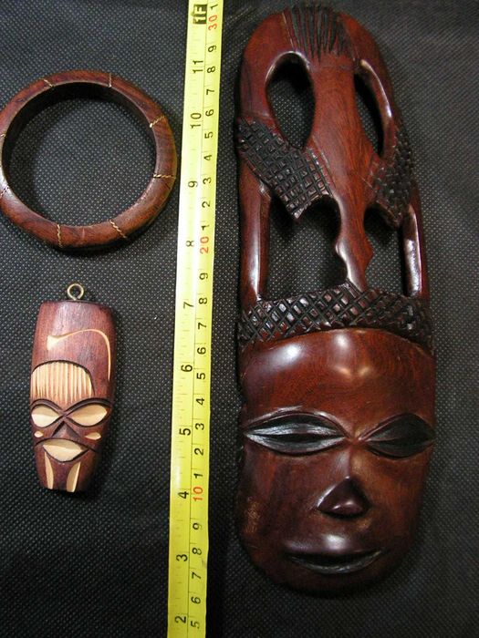 Дърворезба -  африканска женска глава с гривна от абанос за подарък